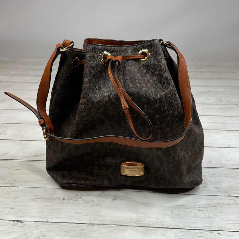 Michael Kors Signature Jules Monogram Bucket Shoulder Bag